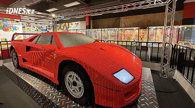 Supermodel Ferrari, Velká čínská zeď i detail oka. V Praze otevřela obří výstava lega