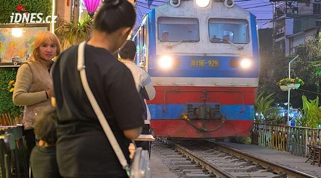 Cestovatelé se tu dobrovolně vrhají pod vlak. Hanoj je smrtící hvězdou sítí
