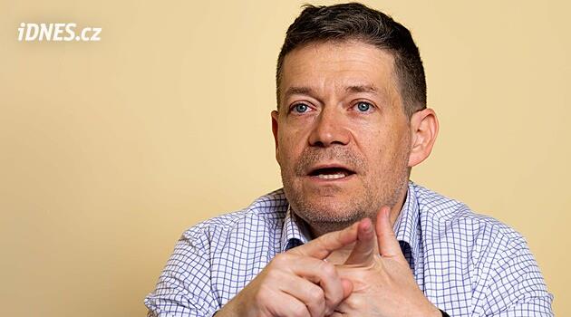 Prezidenta někdo tlačí do konfliktu, tvrdí Nacher. Děláte z něj loutku, reagoval Haas
