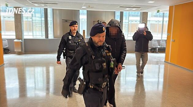 Výbuch bankomatů a krádež peněz. Soud rozhodne o vazbě pro trojici podezřelých