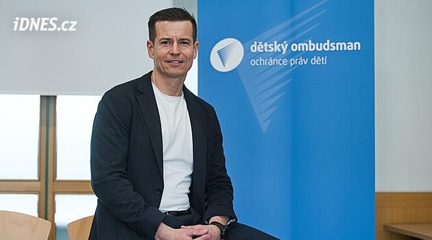 Sourozenci utekli k prarodičům. Ty soud jako pěstouny odmítl, nyní zasahuje dětský ombudsman