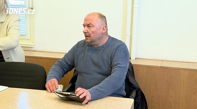 Advokát půjde do vězení, při pokusu o vraždu souseda mu dýkou probodl předloktí