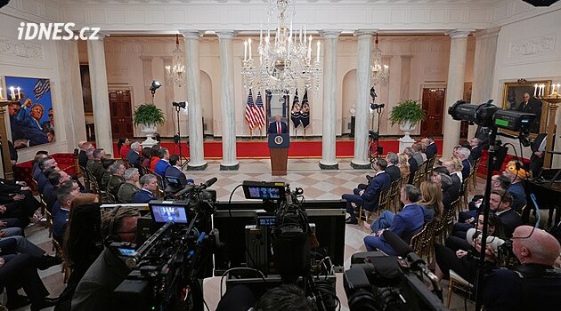 Trump naznačil pokračování útoků na Írán, ceny ropy opět prudce vzrostly