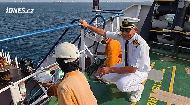 Je to plavba ohnivou koulí. Kapitán tankeru pokračuje v práci i navzdory nebezpečí