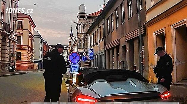 Bezdůvodně troubil a túroval motor, potom se řidič porsche oháněl demokracií