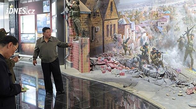 Kim zkontroloval památník severokorejským padlým od Kurska. Notesy se plnily