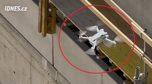 Metry od tragédie. Dron kroužil kolem heliportu a ohrožoval vrtulník záchranářů