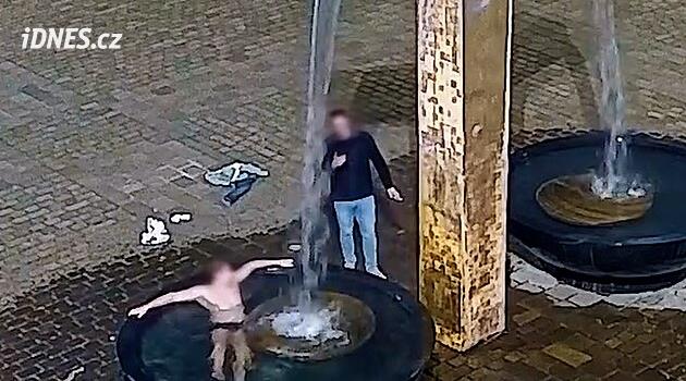 Pilsen'deki polis, bir kişinin çeşmede yıkandığı başka bir vakayla ilgileniyor