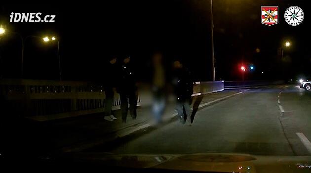 Muž v Brně stál na mostě za zábradlím, zachránili ho kolemjdoucí a policisté