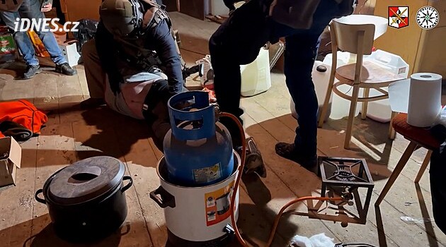 Polis, onlarca kilo uyuşturucu üreten çetenin 3 üyesini gözaltına aldı