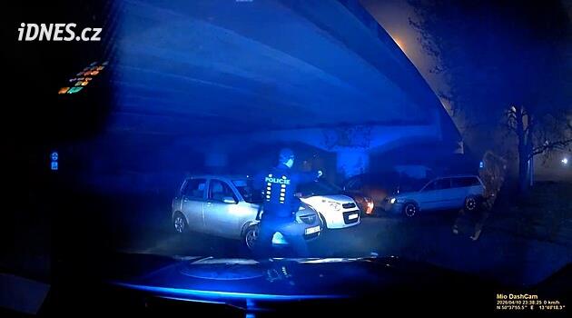 Zdrogovaný řidič při honičce boural do popelnic i aut, soud ho poslal do vazby
