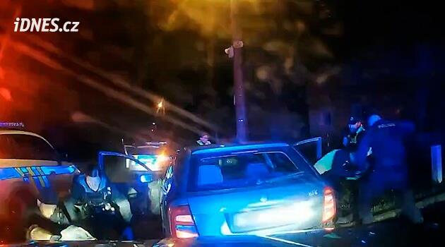 VİDEO: Sarhoş ve uyuşturulmuş bir sürücü Prostějovsk'ta polisten kaçtı