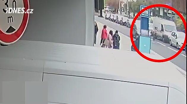 Žena si chtěla zkrátit cestu přes čtyřproudovou silnici. Smetlo ji auto