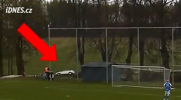 VIDEO: Nečekaný průběh utkání. Fotbalisté  zachraňovali cyklistu, kterého srazilo auto