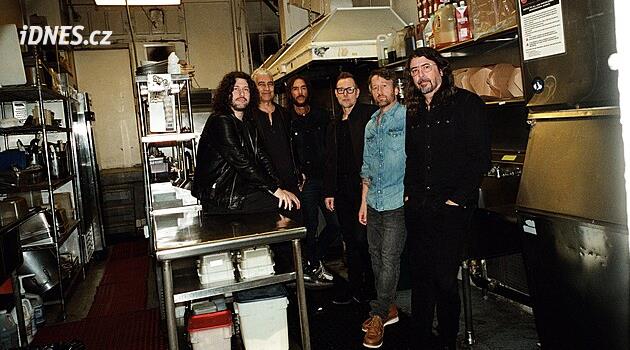 Jiskra a sud prachu. Foo Fighters vydali první desku s novým bubeníkem