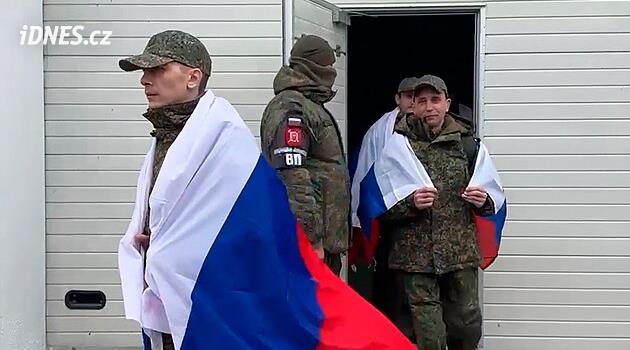 Rusové a Ukrajinci si vyměnili válečné zajatce. Jsou mezi nimi i civilisté