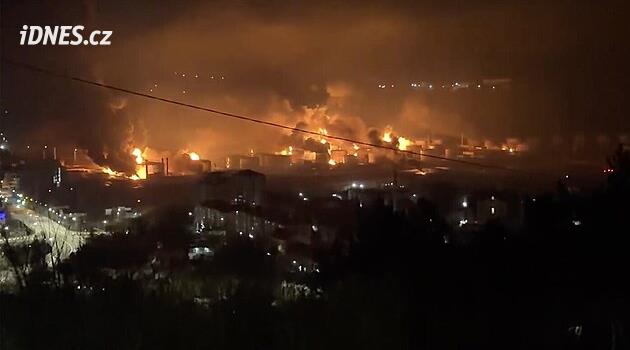 Vše v plamenech. Ukrajinci zdecimovali ruskou rafinerii, v moři je ropná skvrna