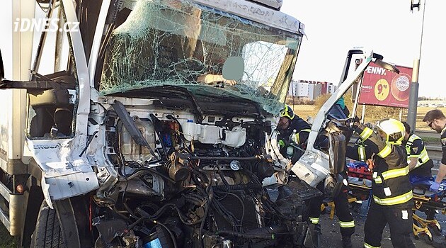 U OC Letňany bouraly dva náklaďáky. Ve Kbelské se vytvořily kolony