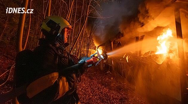Při nočním požáru pekárny na Karvinsku se těžce popálil muž, zraněný je i hasič