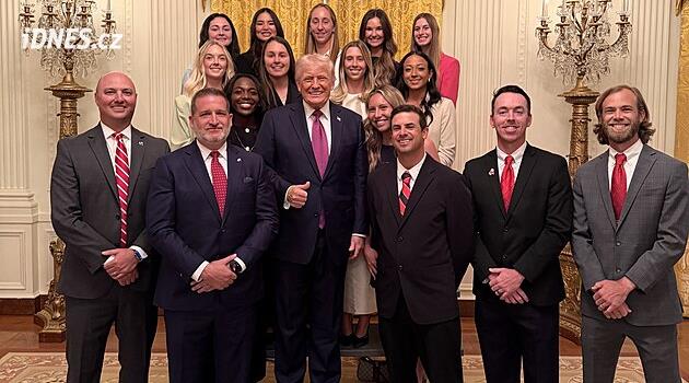 Trump pózoval s tenistkami, s muži si stoupl před ně. Rozčílil i Navrátilovou