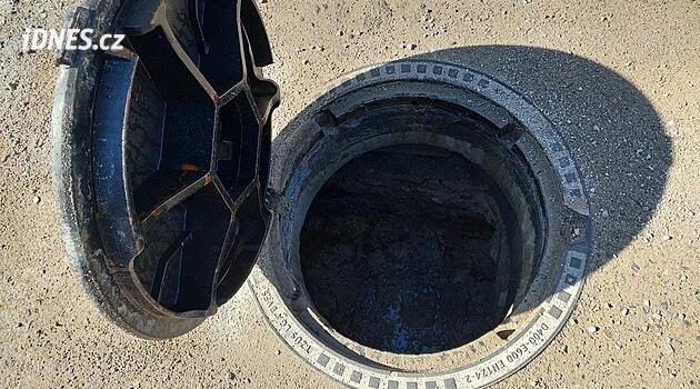 Koumák vylil beton do kanálu a zničil 30 metrů potrubí, hledá ho policie