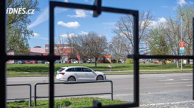 Pardubice'deki yeni belediye binası yapım aşamasında. İstasyonun yakınında durabilir