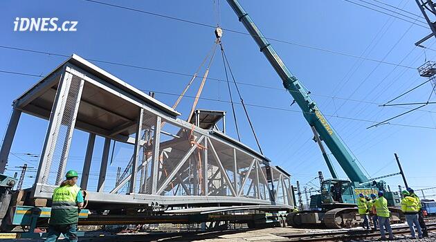 Česká Třebová'daki demiryolu üzerindeki yaya köprüsü tamamlandı