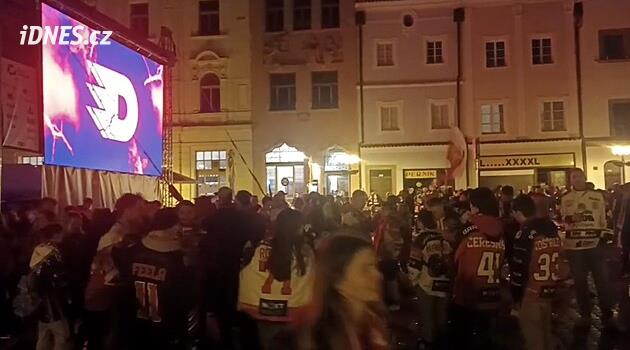 Pardubice'de kutlamalar patlak verdi, taraftarlar meydanı doldurdu