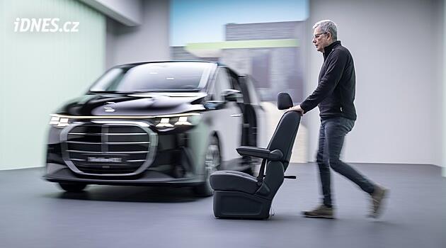 Bouračka na pařížském autosalonu. Dítě nastartovalo mercedes a rozjelo se