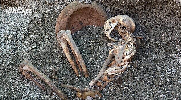 Svědectví o zoufalé snaze utéct z hořících Pompejí. Našly se nové kostry