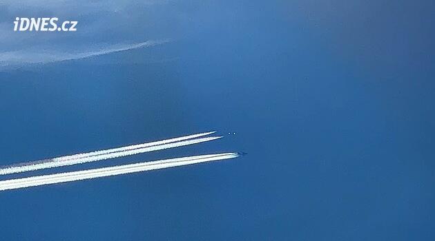 Co to krouží nad Trutnovem? divili se lidé. Piloti zřejmě nacvičovali tankování
