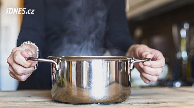Nedávejte horké jídlo do lednice. Tato banální chyba ničí jídlo i váš účet za elektřinu