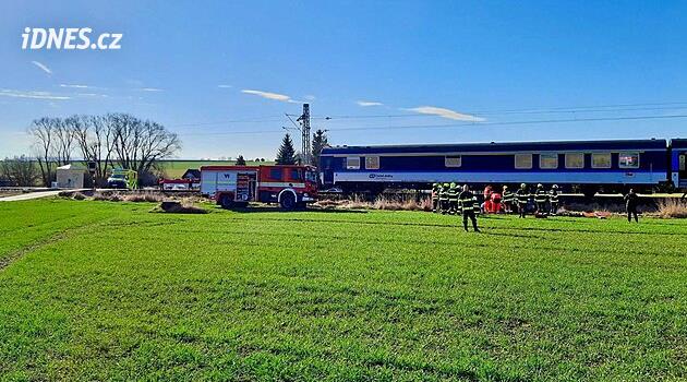 Jižní expres smetl auto, které mu vjelo do cesty. Koridor do Rakouska stojí
