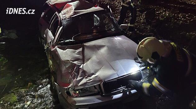 Náraz do svodidel vymrštil na Opavsku spolujezdce z auta, řidič byl zdrogovaný