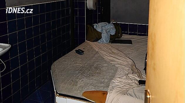 Cizinec zemřel v gay klubu po vypití znásilňovací drogy. Ze smrti viní jeho známost