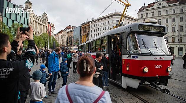 Brno'daki K2 tramvayları sona yaklaşıyor: Yüzlerce kişi tramvaylara veda etti