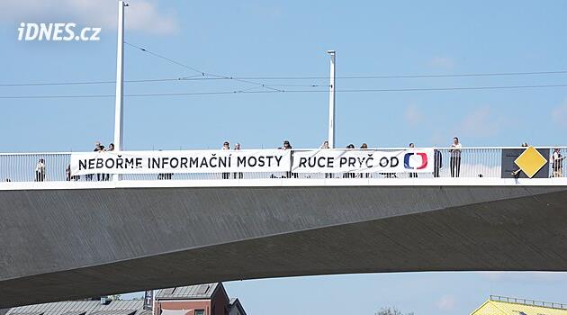 Ruce pryč od ČT. Spolek Kaputin rozvinul na nově otevřeném mostě transparent