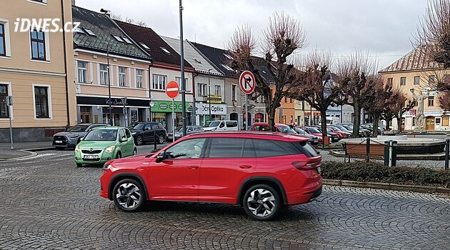 Centrum Ledče přišlo o polovinu parkovacích automatů, počet placených stání zůstal