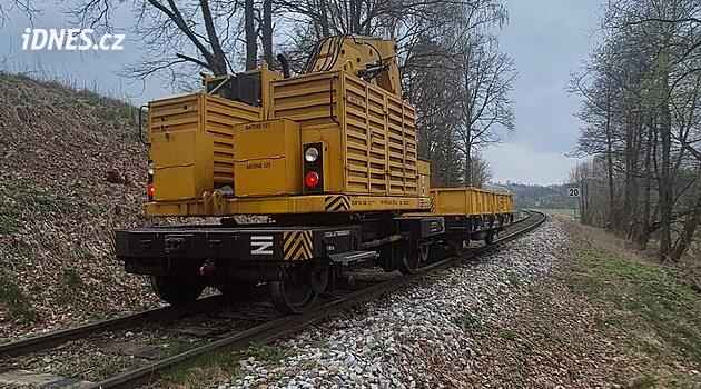 Bir ekskavatör Telč'teki istasyondan sürücüsüz ayrıldı