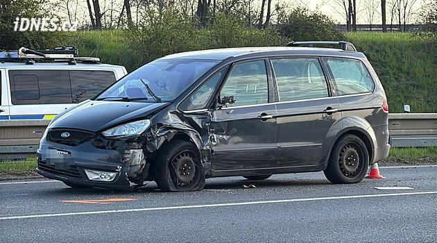Srážka dvou aut a kamionu u Zdib. Jeden řidič utekl, policie po něm pátrá