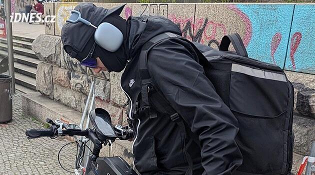 Z elektrokola vypadla baterie a zranila chlapce. Cyklista ujel, hledá ho policie