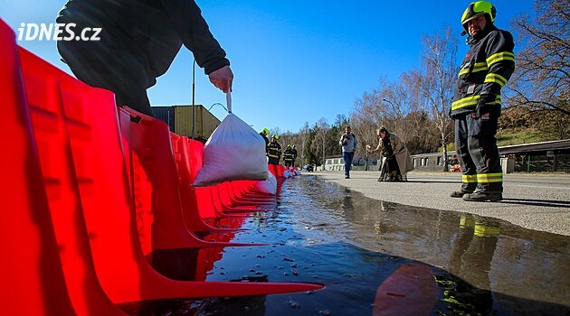 Seller 2024 | Krumlov'da Polečnica yakınlarındaki plastik sel bariyerlerini test ettiler