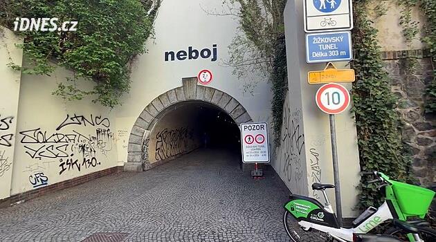 Přísnější pravidla v Žižkovském tunelu, kde se stala nehoda. Cyklisté musí zpomalit