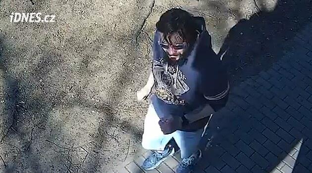 Brutálně ztloukl muže mezi paneláky. Útočníka hledají i kriminalisté z mordparty