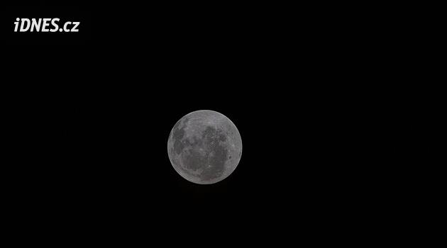 Lidské oko ji dosud nespatřilo. Astronauti vyfotili neznámou část Měsíce
