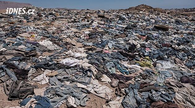 Desítky tisíc tun textilu končí v poušti Atacama. Chile zoufale hledá řešení