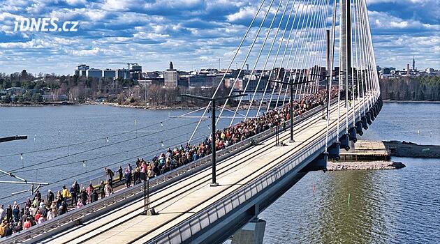 Helsinki, ülkenin en uzun köprüsü olan yeni Kruunuvuori köprüsünü açtı