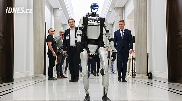 Divočáci, rolexky a zkoprnělí politici. Polsko šílí z humanoidního influencera Edy