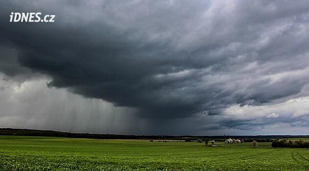 Meteorologové zpřísnili výstrahu, Česko zasáhne silný vítr, bouřky a krupobití