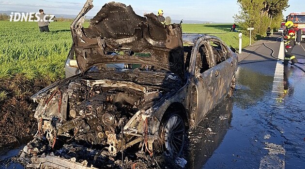 Na dálnici D35 vzplálo auto, navzdory snaze hasičů kompletně shořelo